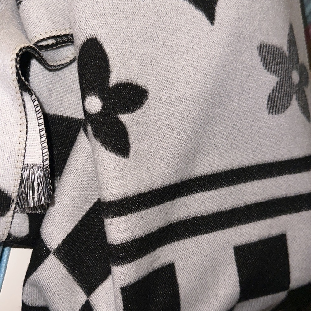 Scarf or wrap - Picture 3 of 3